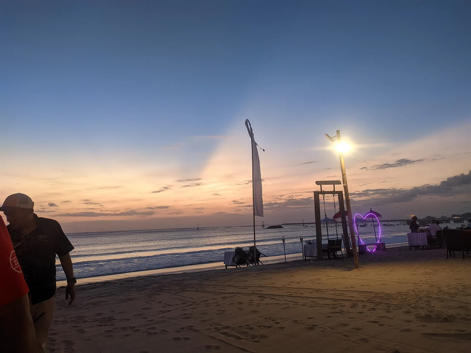 בריכת אינפיניטי של ריזורט יוקרה על מצוק בג׳ימבארן בבאלי עם נוף פתוח אל המפרץ והים בשעת בין ערביים